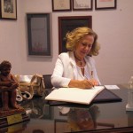 Dª. Elena Lería firma en el Libro de Honor del Ateneo (06/06/2013)