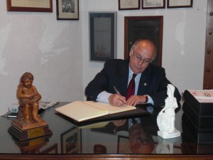 Don Jaime Rocha firma en el Libro de Honor como nuevo ateneísta.
