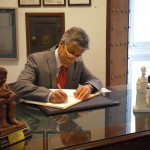 El Teniente Coronel don Manuel Cano Leal firma en el Libro de Honor del Ateneo