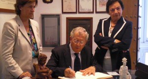 El Doctro D. Francisco Ventosa Esquinaldo firma en el Libro de Honor.