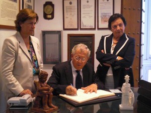 El Doctro D. Francisco Ventosa Esquinaldo firma en el Libro de Honor.