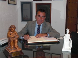 El Fiscal de la Audiencia Provincial D. Ángel Nuñez firma en el Libro de Honor del Ateneo.