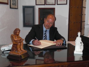 D. Juan Carlos Campo, Magistrado-Juez de la Audiencia Provincial de Cádiz, firma en el Libro de Honor del Ateneo (12/06/2013)