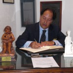 D. Carlos M. Roldán firma en el Libro de Honor del Ateneo (16/10/20013)