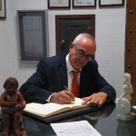 Don Joaquín González Otero firma el libro de honor del Ateneo 25 de Noviembre del 2013