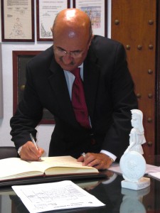 D. Rafaél Ortega Benito firma en el Libro de Honor del Ateneo (26/11/20013)