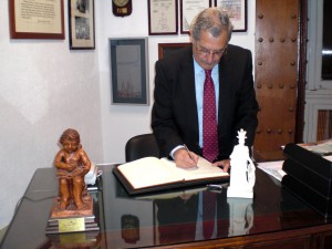 D. Benedicto Poza Lozano, Director General de UMAS MUTUA de Seguros, firma en el Libro de Honor del Ateneo (15/01/2014)