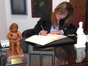 Dª Yolanda Aldón, escritora y periodista, firma en el Libro de Honor del Ateneo (21/01/2014)