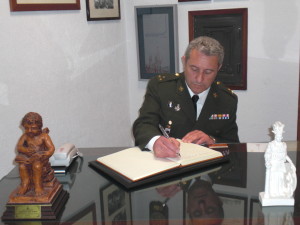 Francisco José Jiménez Jurado, Capitán Enfermero, firma en el Libro de Honor del Ateneo (31/03/2014)
