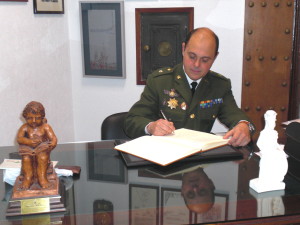 Juan Francisco Plaza Torres, Comandante Médico, firma en el Libro de Honor del Ateneo (26/03/2014)