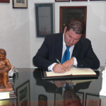 D. Javier Ramírez Muñoz firma en el Libro de Honor del Ateneo (21/10/2014)
