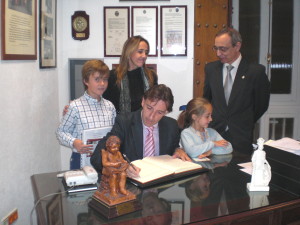 D. José María Riol firma en el Libro de Honor del Ateneo (05/11/2014)