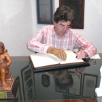 D. Enrique Wulf, bibliotecario del Centro de Investigación Científica de Puerto Real, firma en el Libro de Honor del Ateneo (05/12/2014)