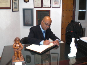 Claudio Cano, traumatólogo, firma en el Libro de Honor del Ateneo (05/12/2014)