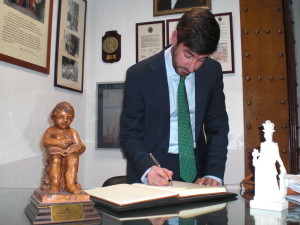 José Manuel Trinidad, anestesista, firma en el Libro de Honor del Ateneo (18/03/2015)