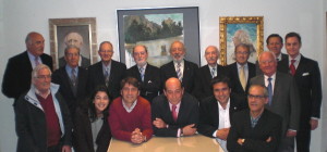 D. Fernando J. Blanco junto a varios ateneistas