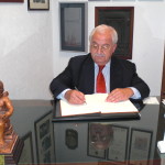 Emilio Medina Reborio, anestesista, firma en el Libro de Honor del Ateneo (19/05/2015)
